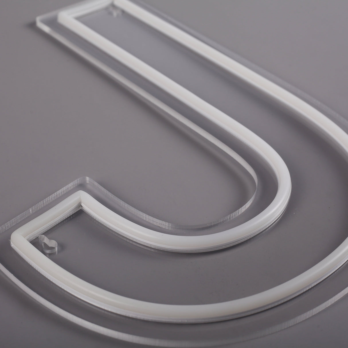 Bokstav J Neon Vegglampe