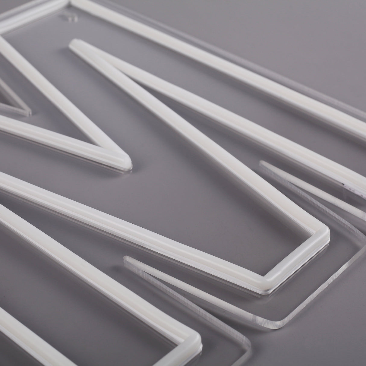 Bokstav M Neon Vegglampe