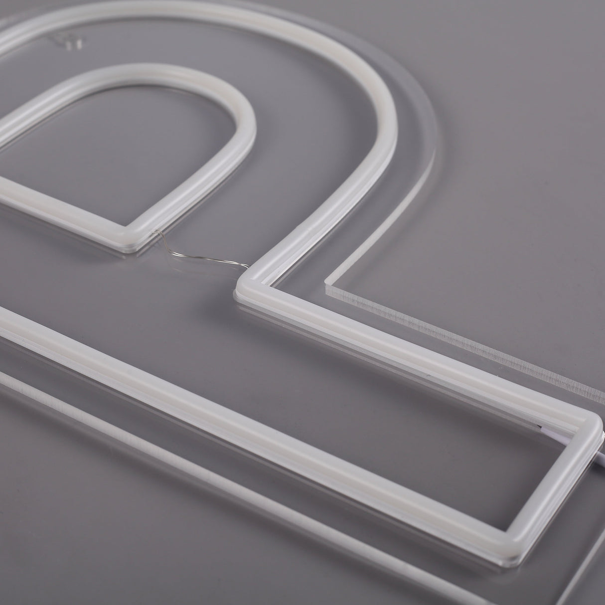 Bokstav P Neon Vegglampe