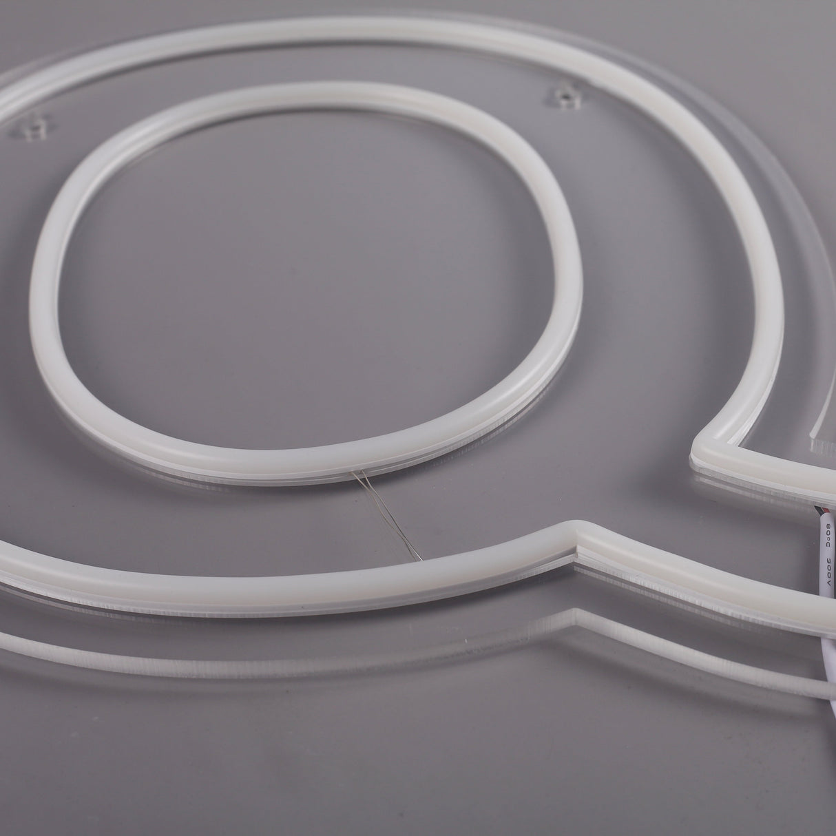 Bokstav Q Neon Vegglampe