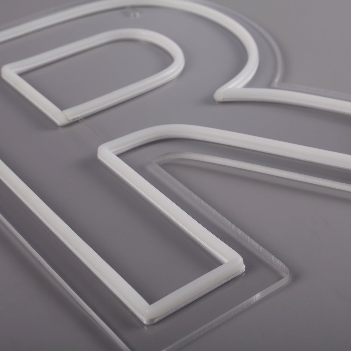 Bokstav R Neon Vegglampe