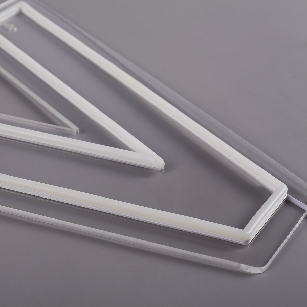 Bokstav V Neon Vegglampe