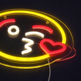 Emoji Kiss Neon Vegglampe