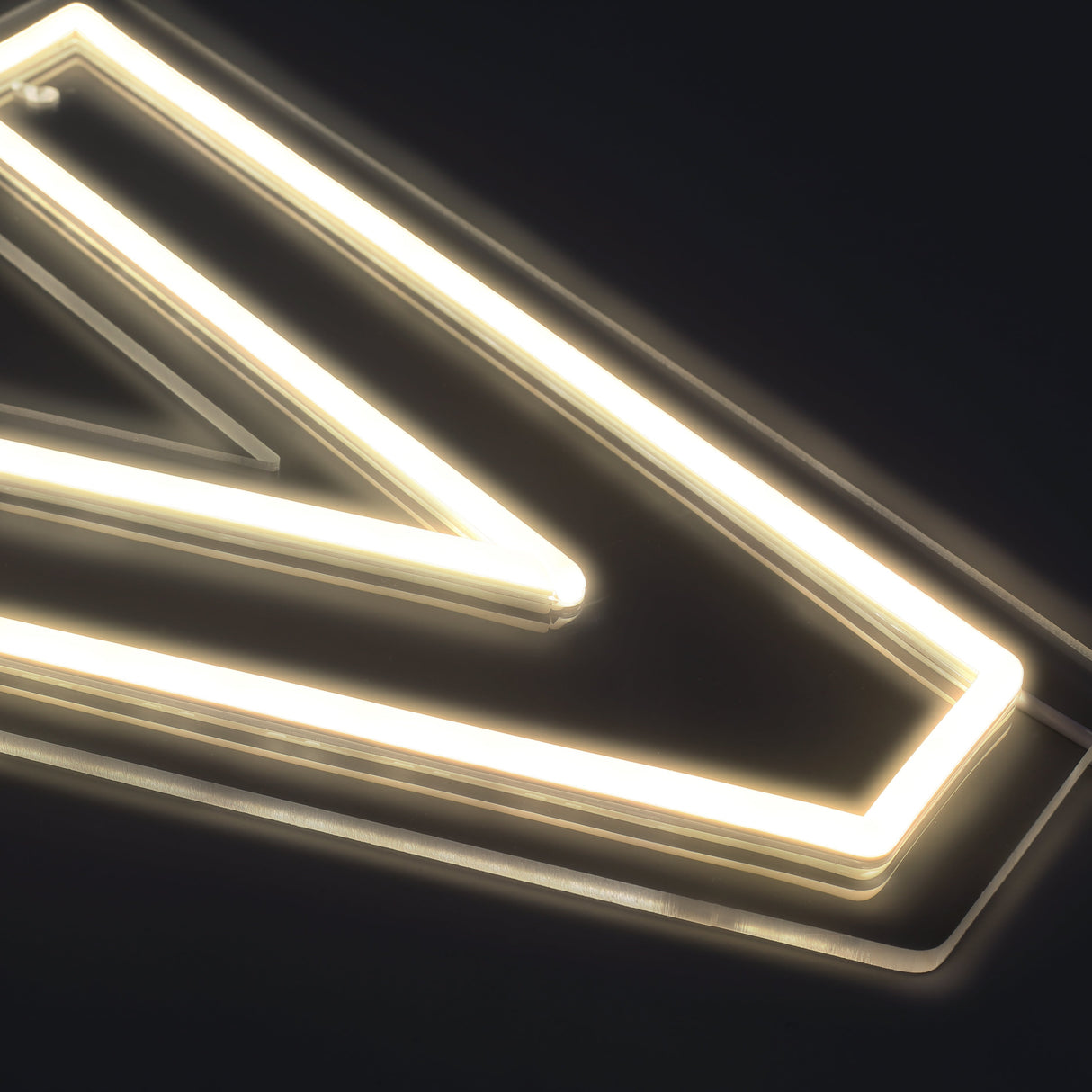 Bokstav V Neon Vegglampe
